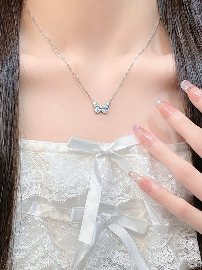 光る蝶ネックレス