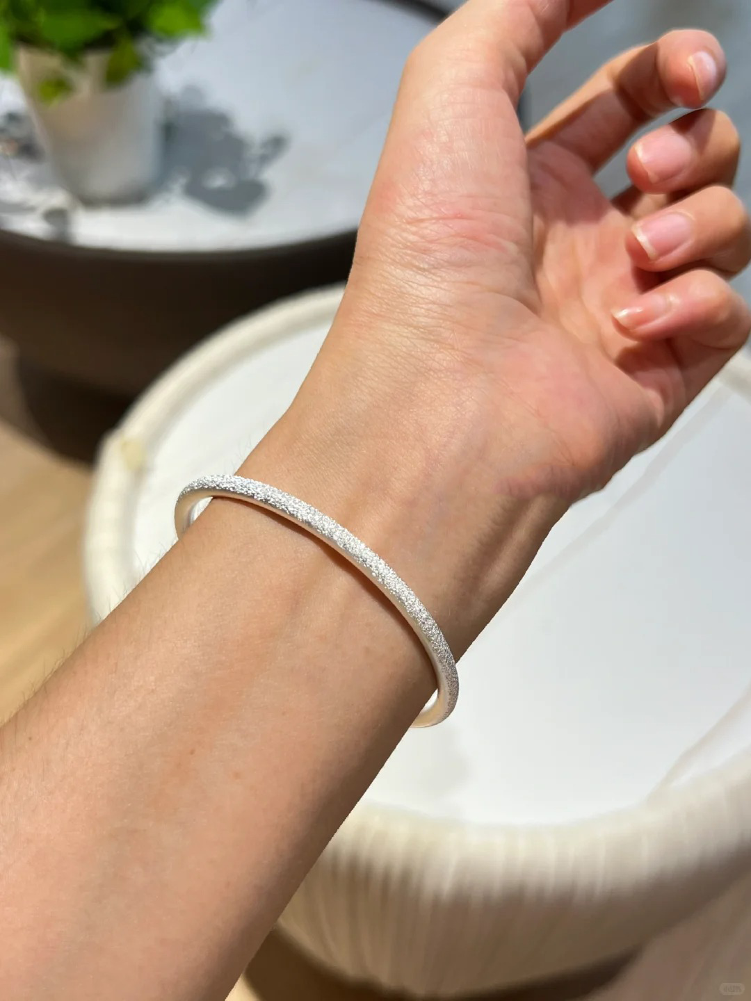 マットシルバーのブレスレット