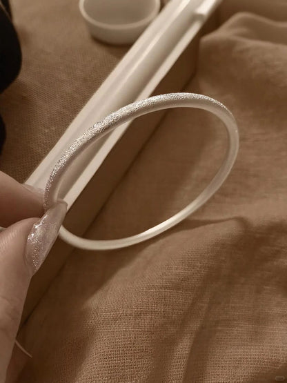 マットシルバーのブレスレット