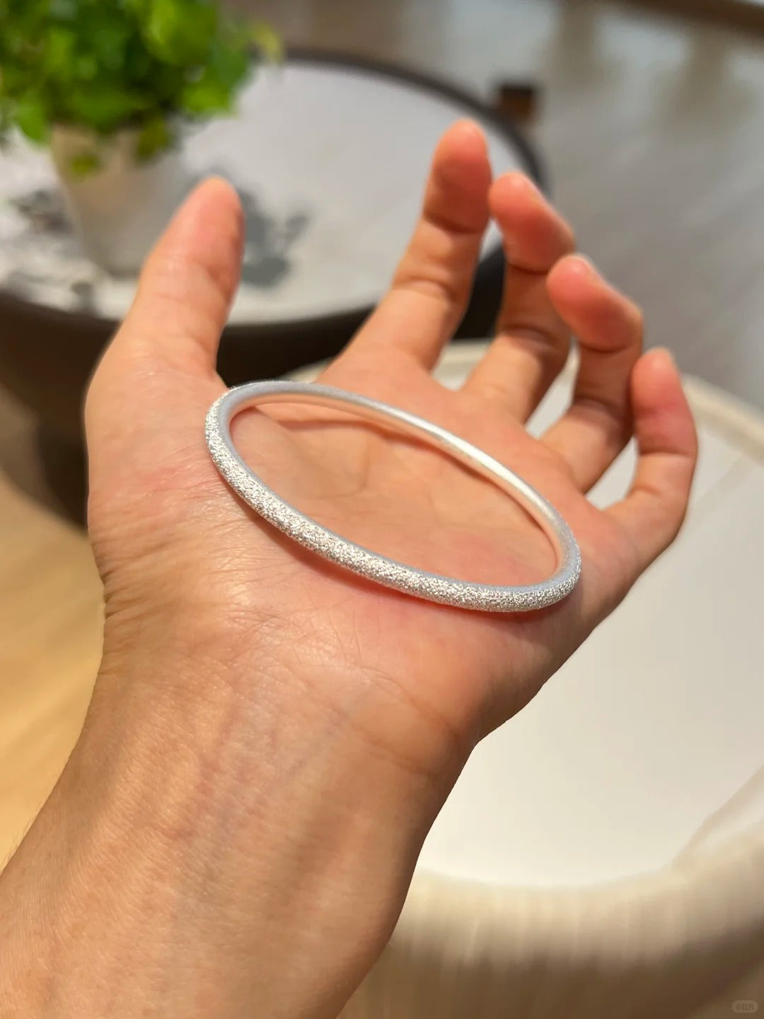 マットシルバーのブレスレット