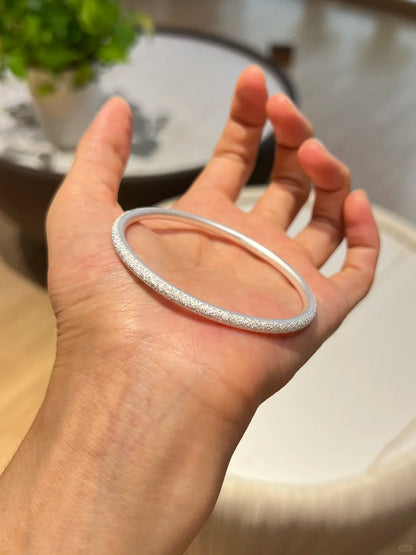 マットシルバーのブレスレット